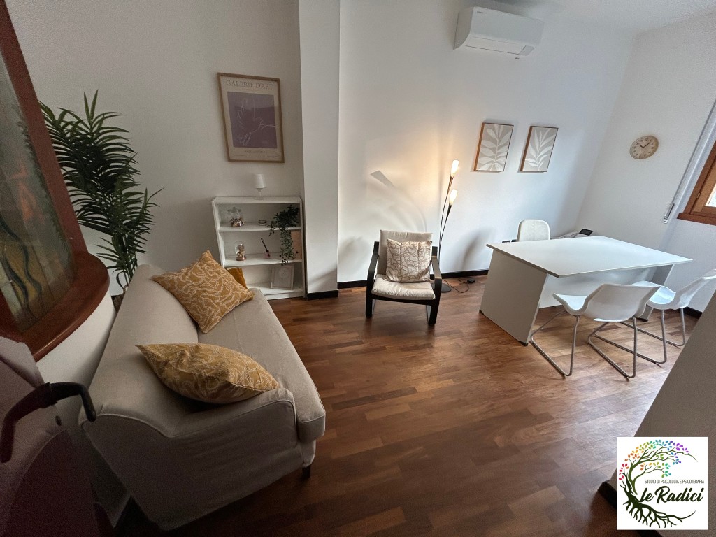 Studio Le Radici, studio di psicologia e psicoterapia a Rho (Milano), con scrivania e postazione di lavoro